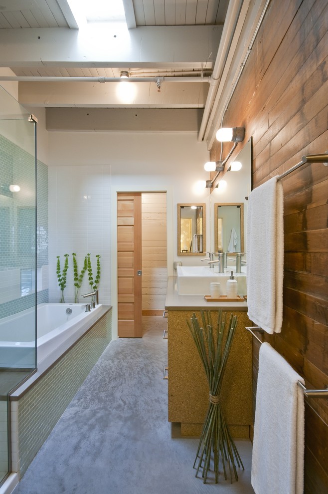 Imagen de cuarto de baño largo y estrecho urbano con lavabo sobreencimera