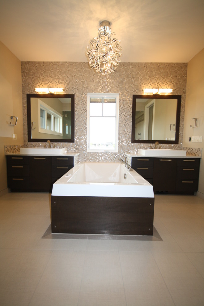 Klassisk inredning av ett stort en-suite badrum, med släta luckor, skåp i mörkt trä, ett fristående badkar, vit kakel, mosaik, klinkergolv i porslin, ett fristående handfat och bänkskiva i kvartsit
