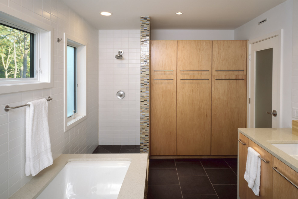 Пример оригинального дизайна: главная ванная комната среднего размера в современном стиле с плоскими фасадами, светлыми деревянными фасадами, полновстраиваемой ванной, открытым душем, желтой плиткой, плиткой кабанчик, белыми стенами, полом из керамогранита, врезной раковиной, столешницей из искусственного камня, серым полом, открытым душем и серой столешницей