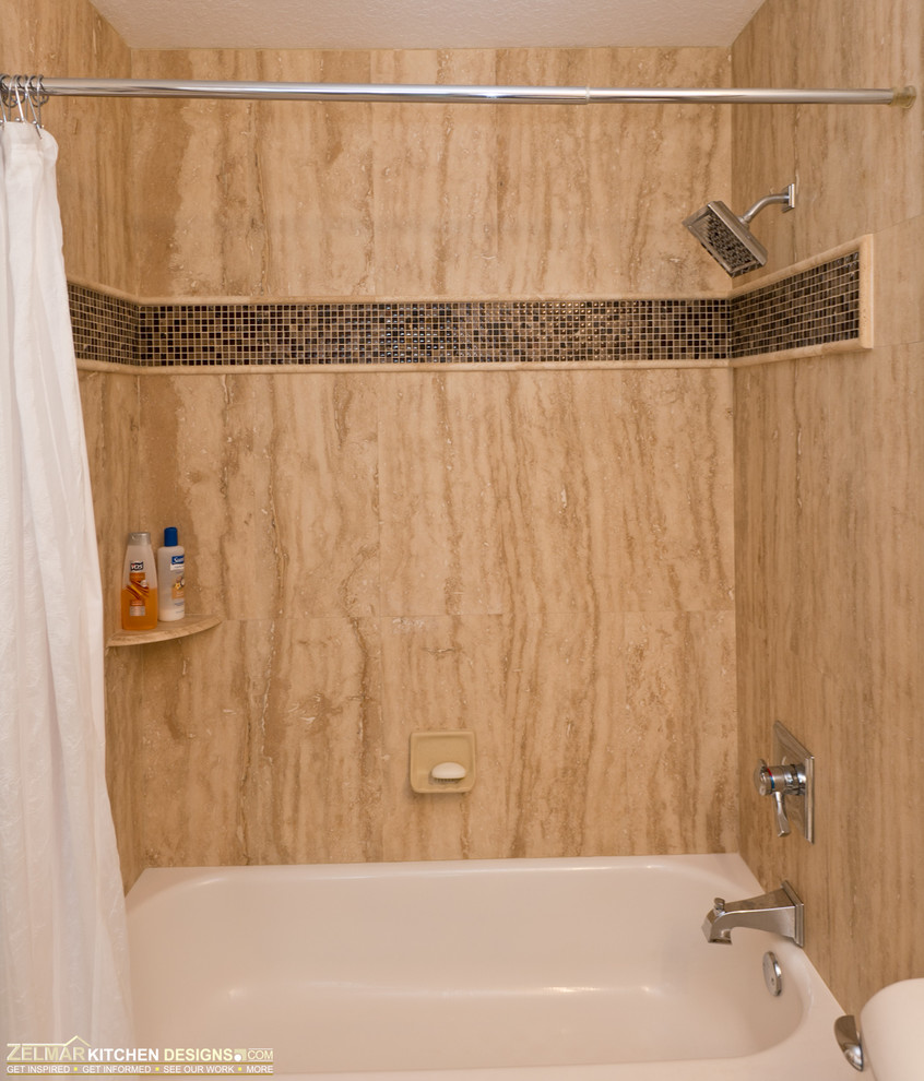 На фото: маленькая ванная комната в классическом стиле с фасадами с выступающей филенкой, фасадами цвета дерева среднего тона, столешницей из гранита, душем над ванной, бежевой плиткой, каменной плиткой и полом из травертина для на участке и в саду с