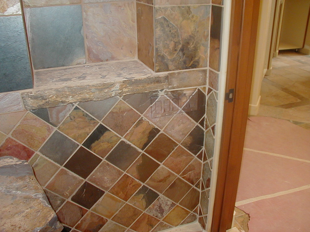 他の地域にある中くらいなサンタフェスタイルのおしゃれなバスルーム (浴槽なし) (マルチカラーのタイル、マルチカラーの壁) の写真