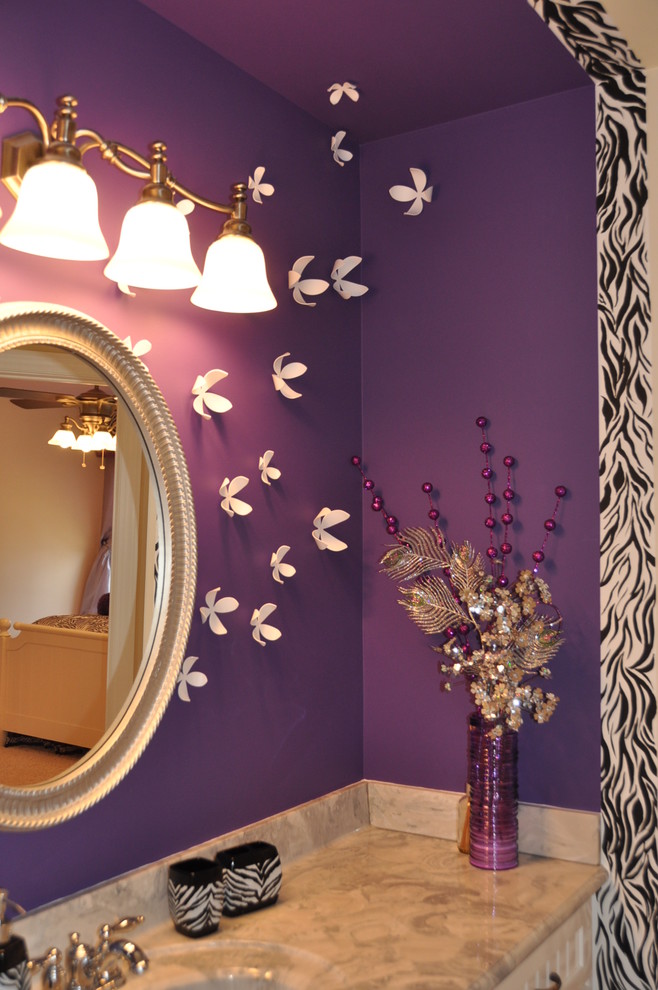 Exemple d'une salle de bain tendance de taille moyenne pour enfant avec un lavabo encastré, un placard avec porte à panneau encastré, des portes de placard blanches, un sol en carrelage de porcelaine, un mur violet, un plan de toilette en marbre et un plan de toilette beige.