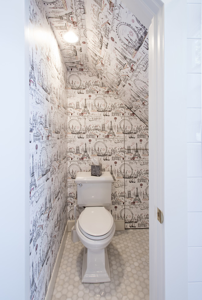 Ispirazione per un piccolo bagno di servizio tradizionale con WC a due pezzi, pareti multicolore e pavimento in marmo