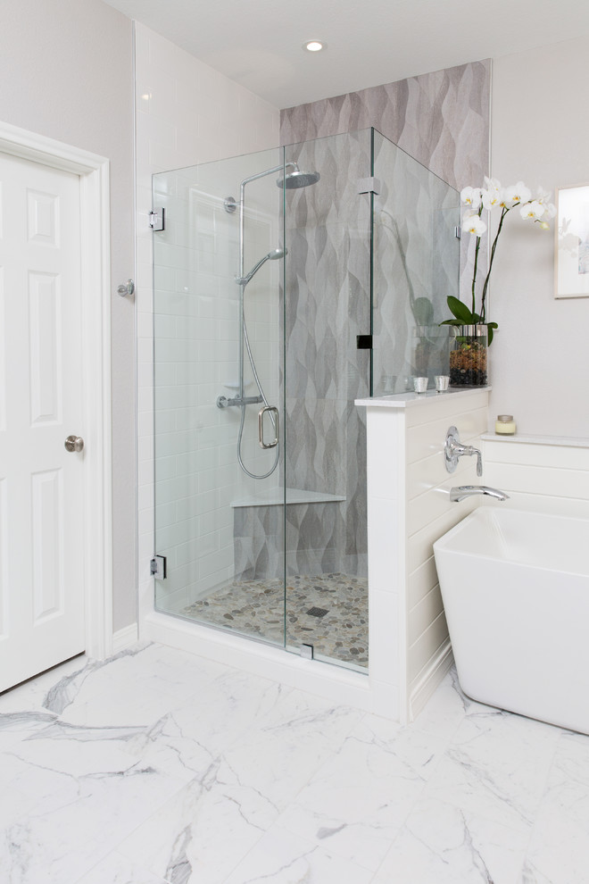 Foto på ett mellanstort vintage en-suite badrum, med skåp i shakerstil, vita skåp, ett fristående badkar, en dusch i en alkov, flerfärgad kakel, porslinskakel, grå väggar, klinkergolv i keramik, ett undermonterad handfat och bänkskiva i kvarts