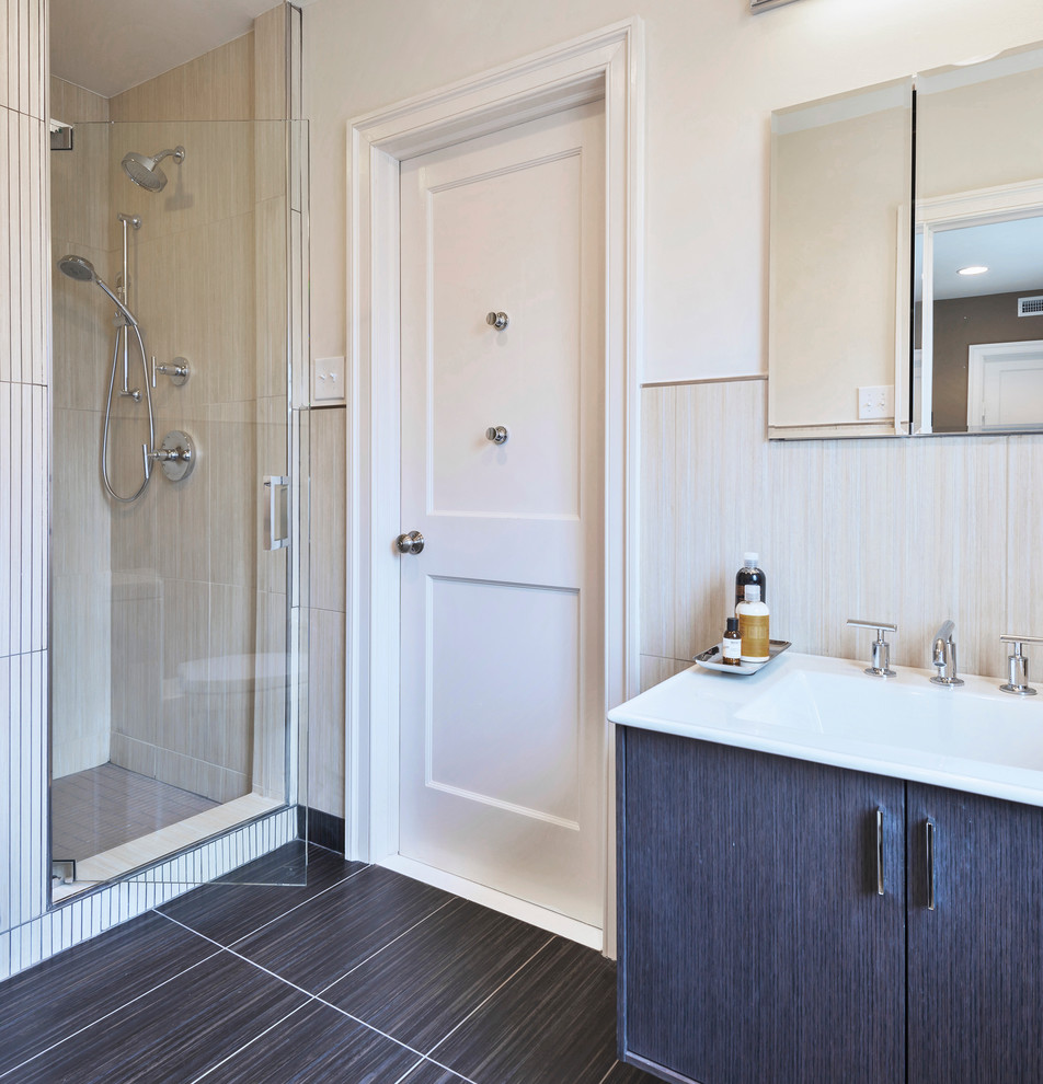 Exemple d'une salle de bain moderne en bois foncé de taille moyenne avec un lavabo suspendu, un placard à porte plane, WC à poser, un carrelage beige, des carreaux de porcelaine, un mur beige et un sol en carrelage de porcelaine.
