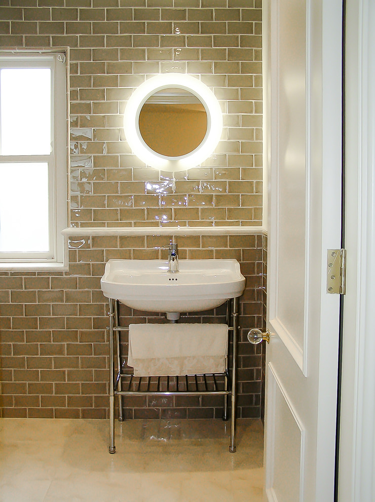 Idéer för små funkis en-suite badrum, med en vägghängd toalettstol, klinkergolv i keramik, ett konsol handfat och beiget golv
