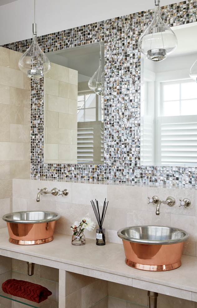 На фото: ванная комната в стиле неоклассика (современная классика) с открытыми фасадами, бежевыми фасадами, разноцветными стенами и настольной раковиной