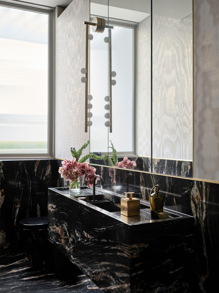 Modelo de cuarto de baño contemporáneo grande con baldosas y/o azulejos negros, baldosas y/o azulejos de mármol, encimera de mármol y encimeras negras