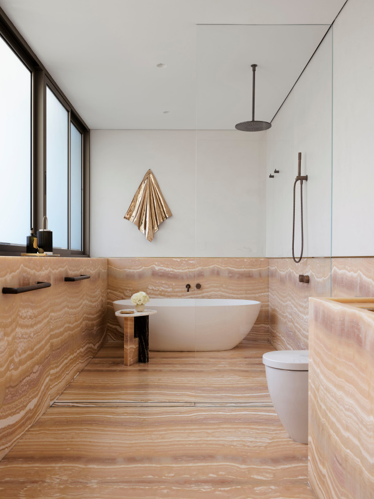 Пример оригинального дизайна: большая главная ванная комната в современном стиле с столешницей из оникса