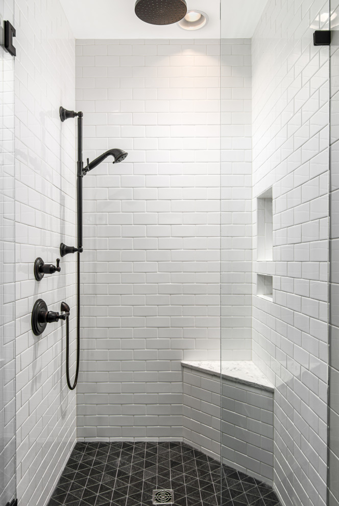 Inspiration för ett mellanstort amerikanskt vit vitt badrum, med skåp i shakerstil, skåp i mörkt trä, en dusch i en alkov, vit kakel, tunnelbanekakel, grå väggar, klinkergolv i porslin, ett undermonterad handfat, bänkskiva i kvarts, svart golv och dusch med gångjärnsdörr