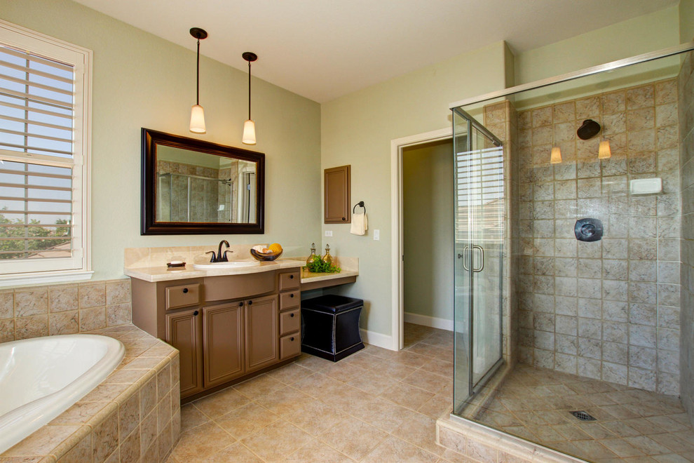 Exempel på ett medelhavsstil badrum, med ett nedsänkt handfat, släta luckor, bruna skåp, marmorbänkskiva och ett hörnbadkar