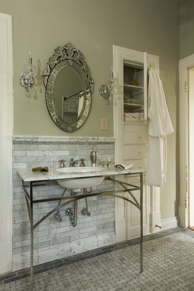 На фото: ванная комната в классическом стиле с мраморной плиткой с
