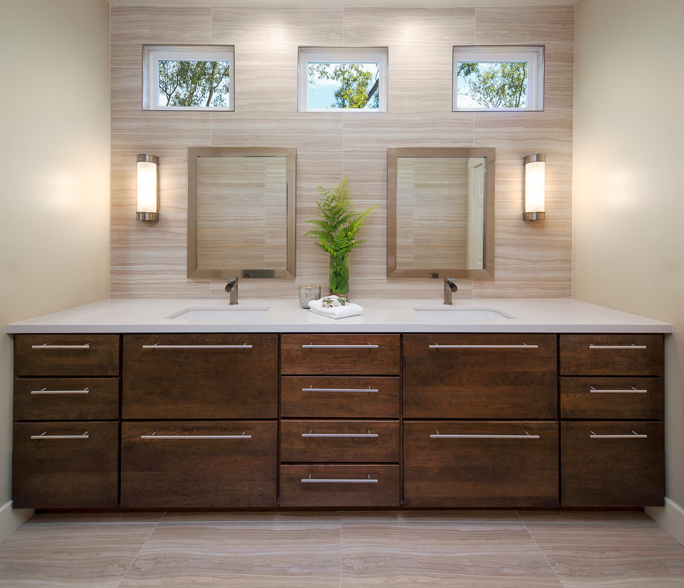 Exempel på ett mellanstort modernt en-suite badrum, med släta luckor, skåp i mellenmörkt trä, en kantlös dusch, beige kakel, keramikplattor, beige väggar, klinkergolv i keramik, ett undermonterad handfat och bänkskiva i akrylsten