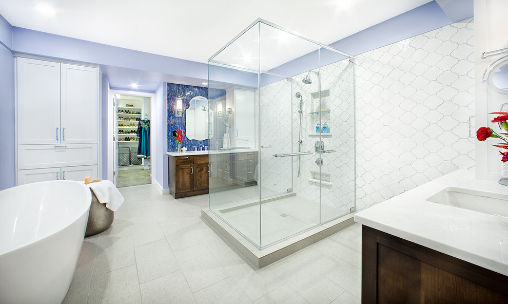 Foto de cuarto de baño principal actual con lavabo bajoencimera, armarios con paneles empotrados, puertas de armario de madera en tonos medios, encimera de cuarzo compacto, baldosas y/o azulejos azules y baldosas y/o azulejos de vidrio