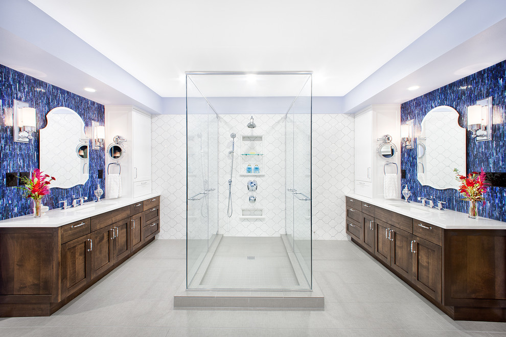 Aménagement d'une salle de bain principale contemporaine en bois foncé avec un lavabo encastré, un placard avec porte à panneau encastré, un plan de toilette en quartz modifié, un carrelage bleu et un carrelage en pâte de verre.