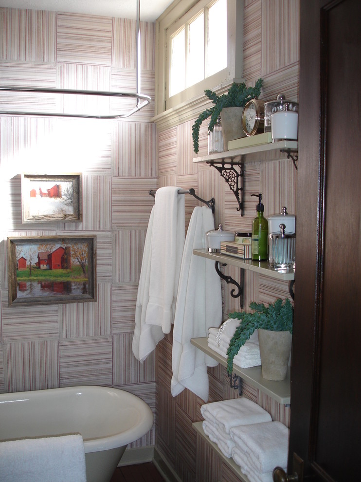Diseño de cuarto de baño bohemio de tamaño medio con lavabo con pedestal, bañera con patas, combinación de ducha y bañera, sanitario de dos piezas y aseo y ducha