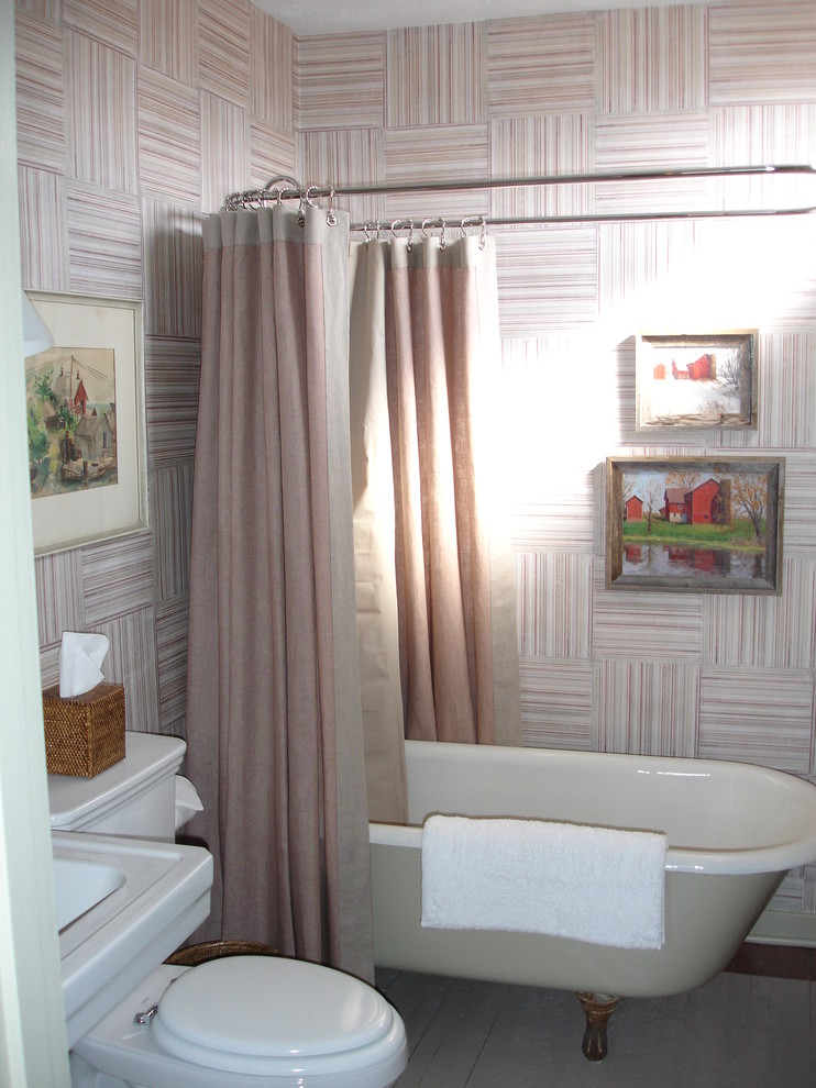 На фото: ванная комната среднего размера в стиле кантри с раковиной с пьедесталом, ванной на ножках, душем над ванной, раздельным унитазом, разноцветными стенами, деревянным полом и душевой кабиной с