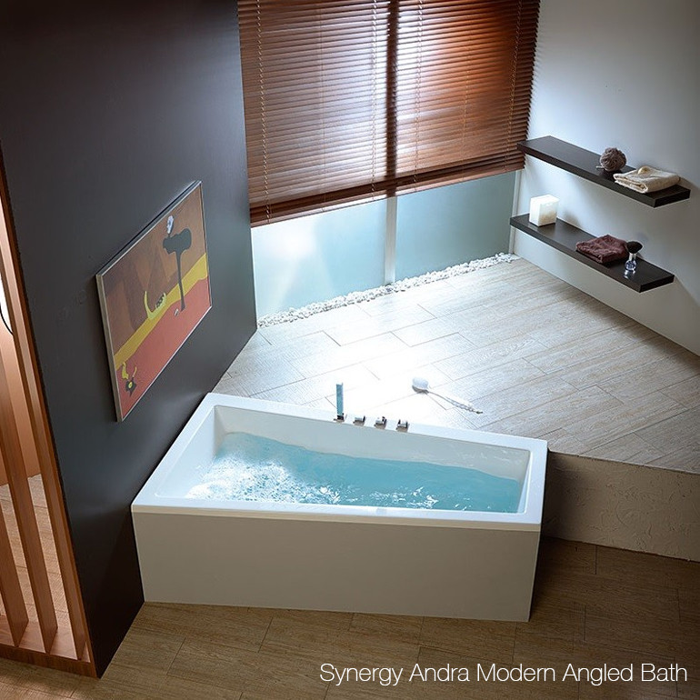 Inredning av ett modernt mellanstort badrum för barn, med ett platsbyggt badkar