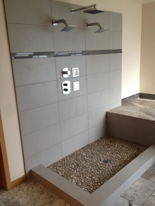 Idee per una stanza da bagno padronale tradizionale di medie dimensioni con doccia aperta, piastrelle nere, piastrelle grigie, piastrelle in gres porcellanato, pareti beige e pavimento con piastrelle in ceramica