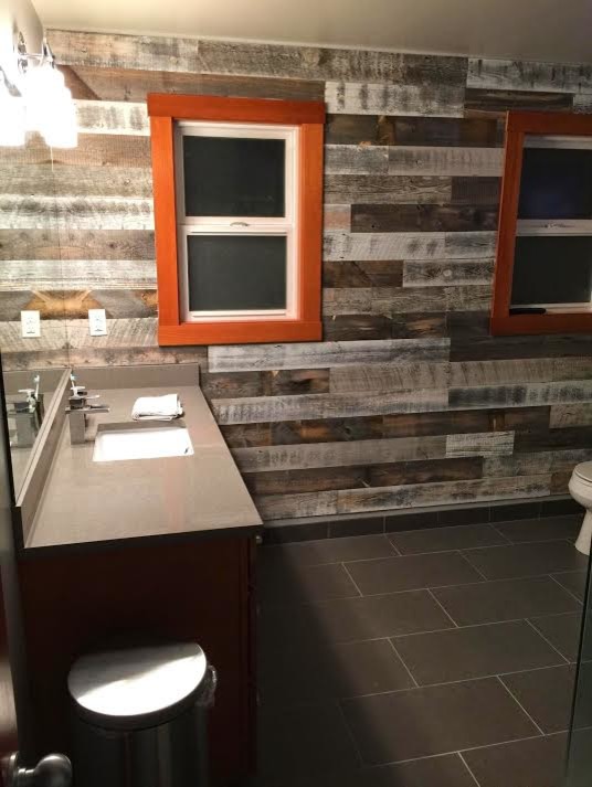 Imagen de cuarto de baño rústico de tamaño medio con sanitario de una pieza, paredes multicolor, suelo de baldosas de porcelana, aseo y ducha, lavabo bajoencimera y encimera de acrílico