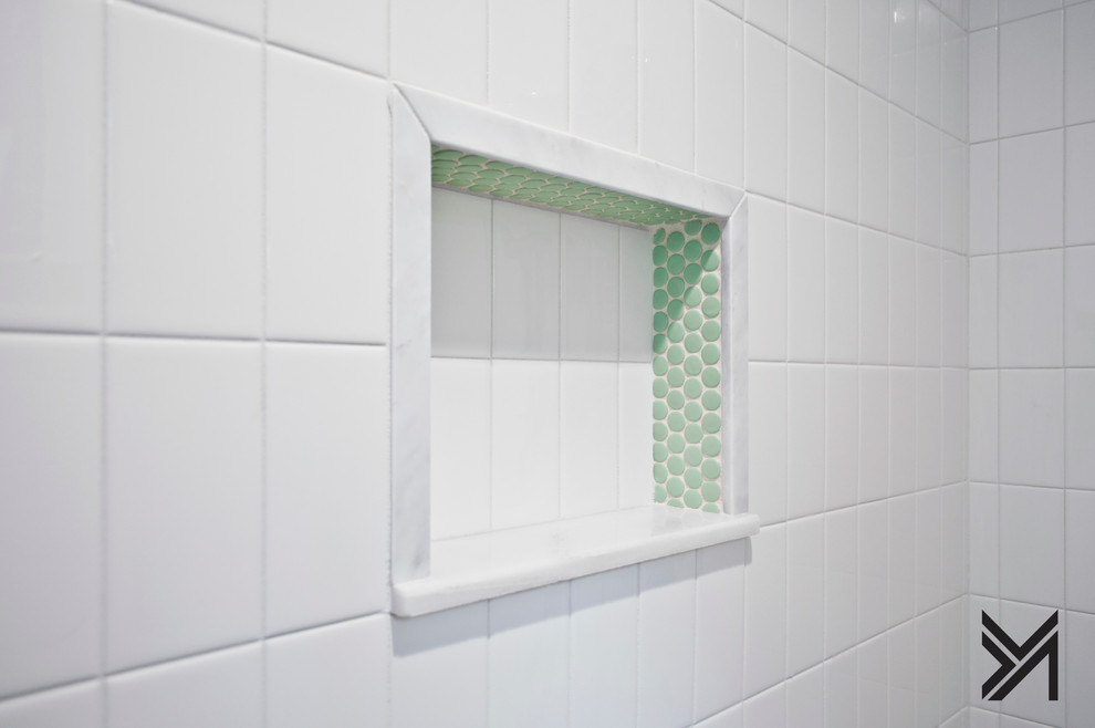 Ispirazione per una piccola stanza da bagno con doccia moderna con doccia alcova, piastrelle bianche, piastrelle in gres porcellanato e pareti bianche