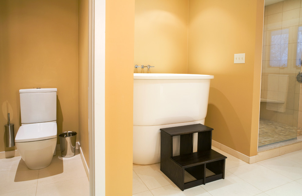 Esempio di una grande stanza da bagno contemporanea con ante marroni, vasca giapponese, doccia ad angolo, piastrelle beige, piastrelle bianche, piastrelle in ceramica e pavimento con piastrelle in ceramica