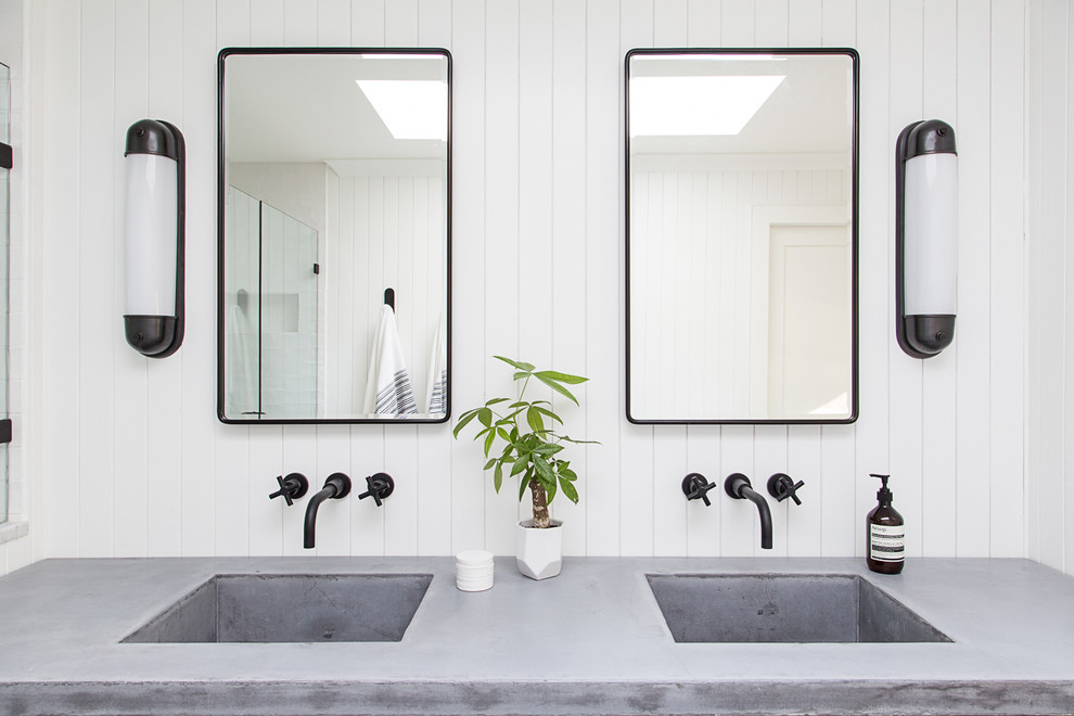 Exempel på ett mellanstort klassiskt en-suite badrum, med släta luckor, skåp i ljust trä, en öppen dusch, en toalettstol med separat cisternkåpa, vit kakel, keramikplattor, vita väggar, cementgolv, ett integrerad handfat, bänkskiva i betong, grönt golv och dusch med gångjärnsdörr