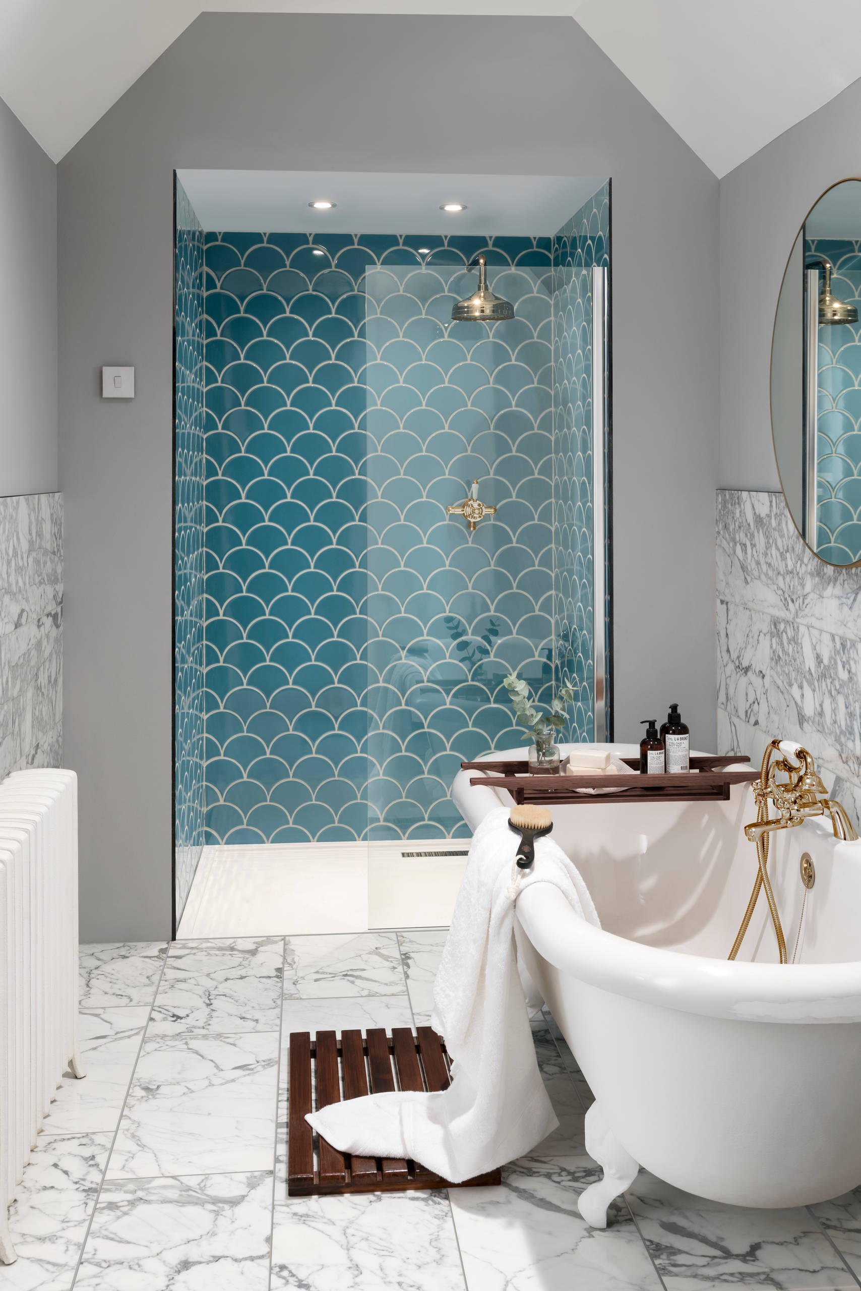 75 photos et idées déco de salles de bain avec une baignoire sur pieds et  un carrelage bleu - Janvier 2024 | Houzz FR