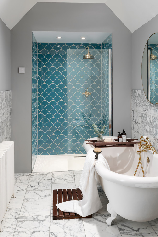 Idée de décoration pour une salle de bain design pour enfant avec une baignoire sur pieds, une douche ouverte, un carrelage bleu, des carreaux de céramique, un mur gris, un sol en carrelage de porcelaine, un sol blanc et une cabine de douche à porte battante.
