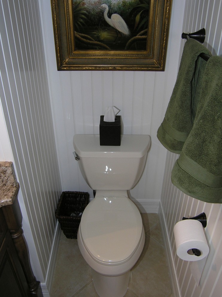 Bild på ett litet tropiskt badrum med dusch, med luckor med upphöjd panel, skåp i mörkt trä, en dusch i en alkov, vit kakel, porslinskakel, gröna väggar, klinkergolv i porslin, ett undermonterad handfat, granitbänkskiva, beiget golv och med dusch som är öppen