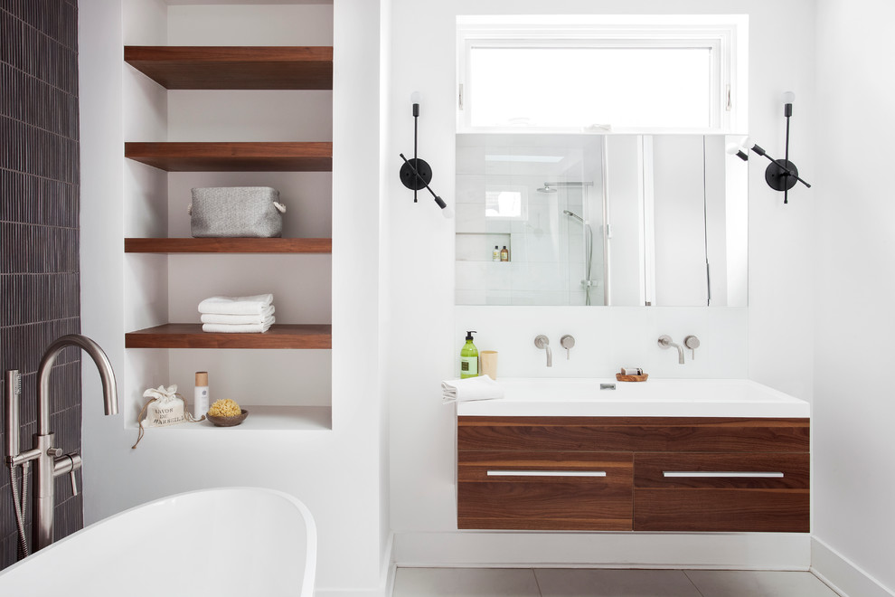Свежая идея для дизайна: большая ванная комната в современном стиле с раковиной с несколькими смесителями и зеркалом с подсветкой - отличное фото интерьера