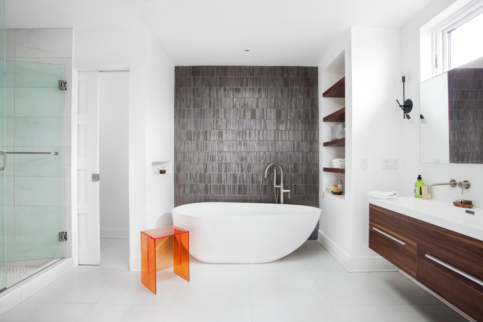 モントリオールにある高級な広いコンテンポラリースタイルのおしゃれな浴室 (置き型浴槽) の写真