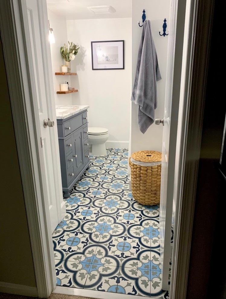 Immagine di una piccola stanza da bagno padronale design con ante in stile shaker, ante grigie, WC monopezzo, pareti bianche, pavimento con piastrelle in ceramica, top in quarzo composito, pavimento blu e top bianco