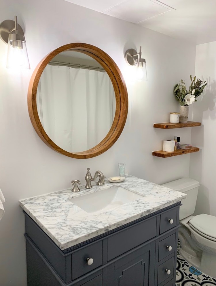 Idéer för små funkis vitt en-suite badrum, med skåp i shakerstil, grå skåp, en toalettstol med hel cisternkåpa, vita väggar, klinkergolv i keramik, bänkskiva i kvarts och blått golv