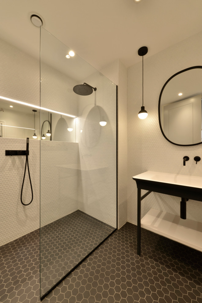 На фото: главная ванная комната среднего размера в стиле лофт с открытым душем, белой плиткой, галечной плиткой, белыми стенами, полом из галечной плитки, раковиной с пьедесталом, черным полом и открытым душем с