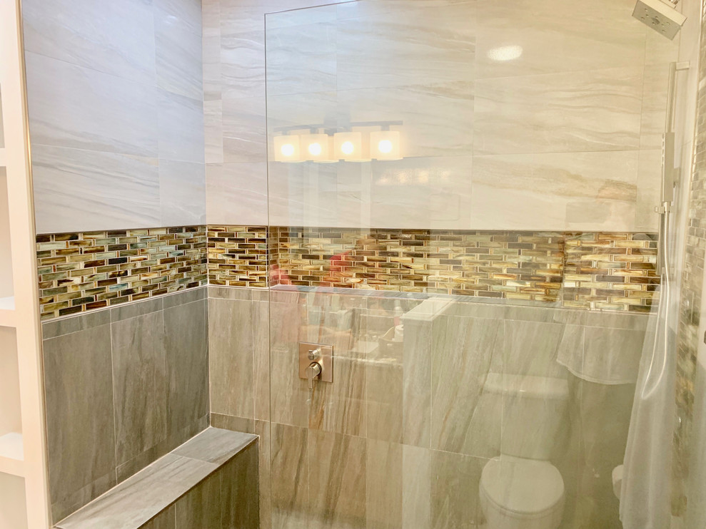 На фото: главная ванная комната среднего размера в современном стиле с душем без бортиков, бежевой плиткой, керамогранитной плиткой и открытым душем