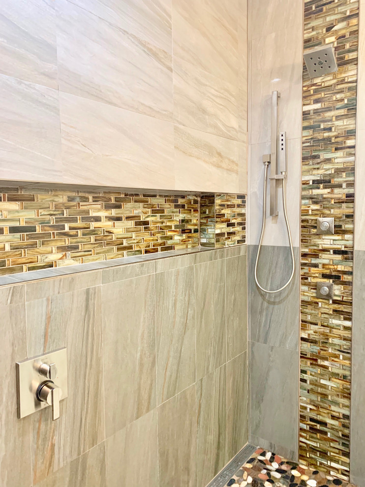 Свежая идея для дизайна: главная ванная комната среднего размера в современном стиле с душем без бортиков, бежевой плиткой, керамогранитной плиткой и открытым душем - отличное фото интерьера
