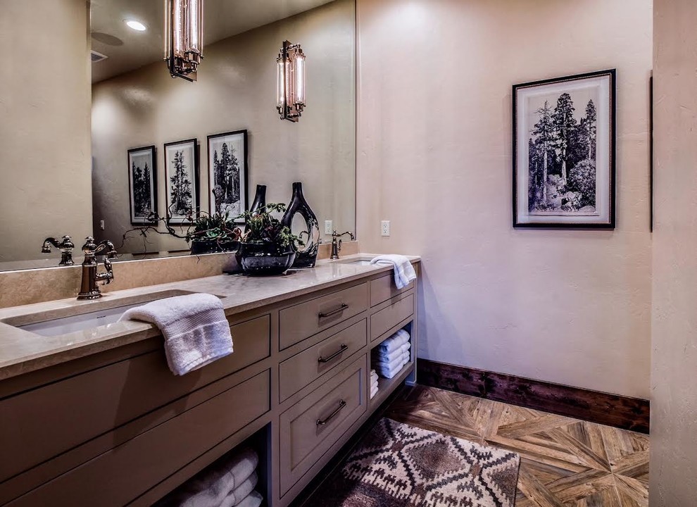 Diseño de cuarto de baño principal rústico de tamaño medio con armarios con paneles lisos, puertas de armario de madera en tonos medios, paredes beige, suelo de madera oscura, lavabo bajoencimera y suelo marrón