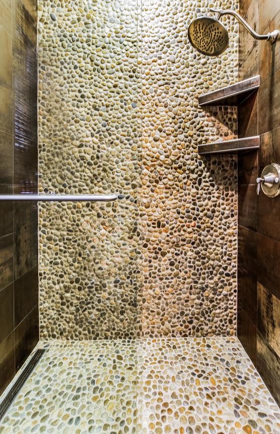 Rustik inredning av ett mellanstort en-suite badrum, med en dusch i en alkov, beige kakel, brun kakel, kakel i småsten, bruna väggar, klinkergolv i småsten och dusch med gångjärnsdörr