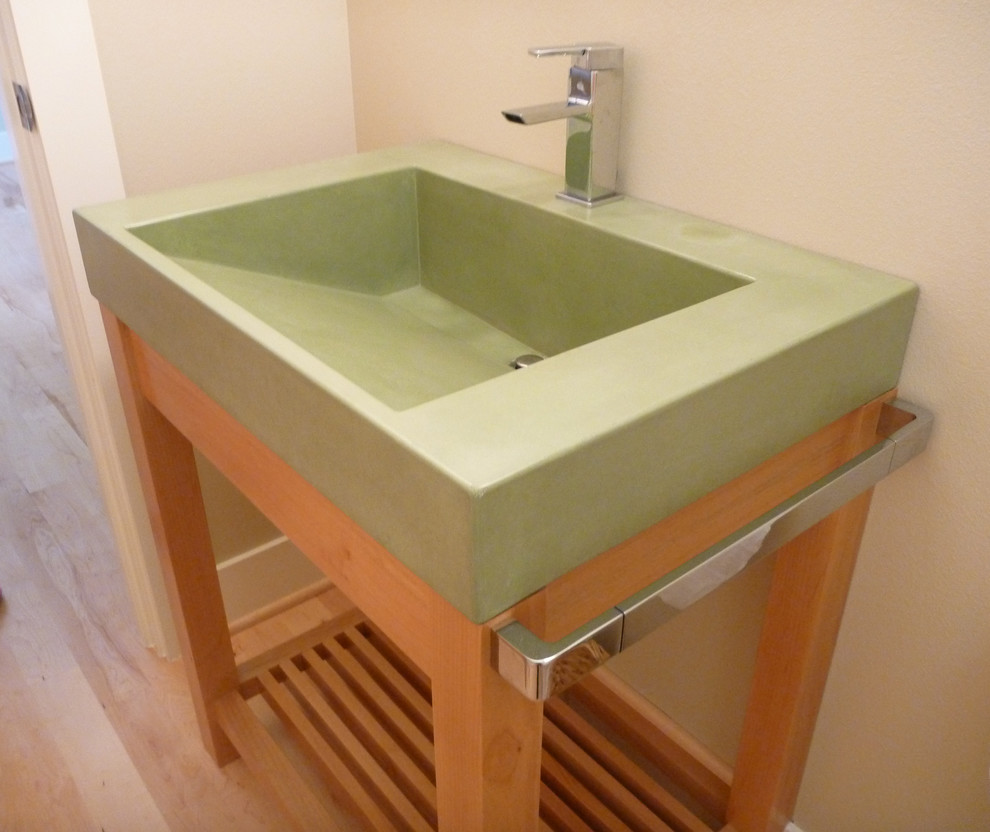 Inspiration pour une petite salle de bain design avec un lavabo intégré.