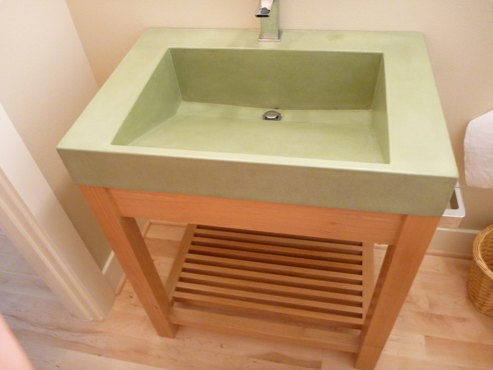 Cette photo montre une petite salle de bain tendance avec un lavabo intégré.