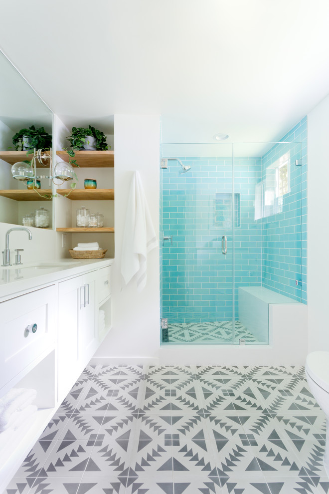 Idéer för mellanstora vintage badrum med dusch, med skåp i shakerstil, vita skåp, keramikplattor, vita väggar, cementgolv, bänkskiva i kvarts, grått golv, dusch med gångjärnsdörr, en hörndusch, blå kakel och ett undermonterad handfat