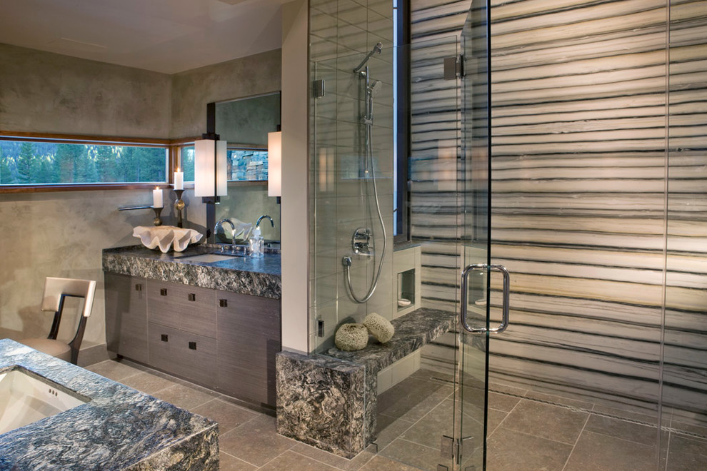 Ispirazione per una stanza da bagno contemporanea con lavabo sottopiano, ante lisce, ante grigie, doccia a filo pavimento, piastrelle grigie e pareti grigie