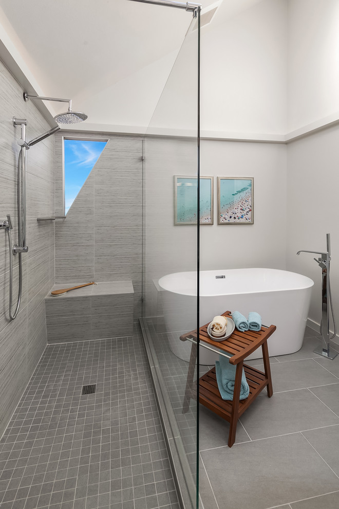 Idée de décoration pour une salle de bain design avec une baignoire indépendante, une douche d'angle, un carrelage gris, des carreaux de porcelaine, un mur blanc, un sol en carrelage de porcelaine, un sol gris et aucune cabine.