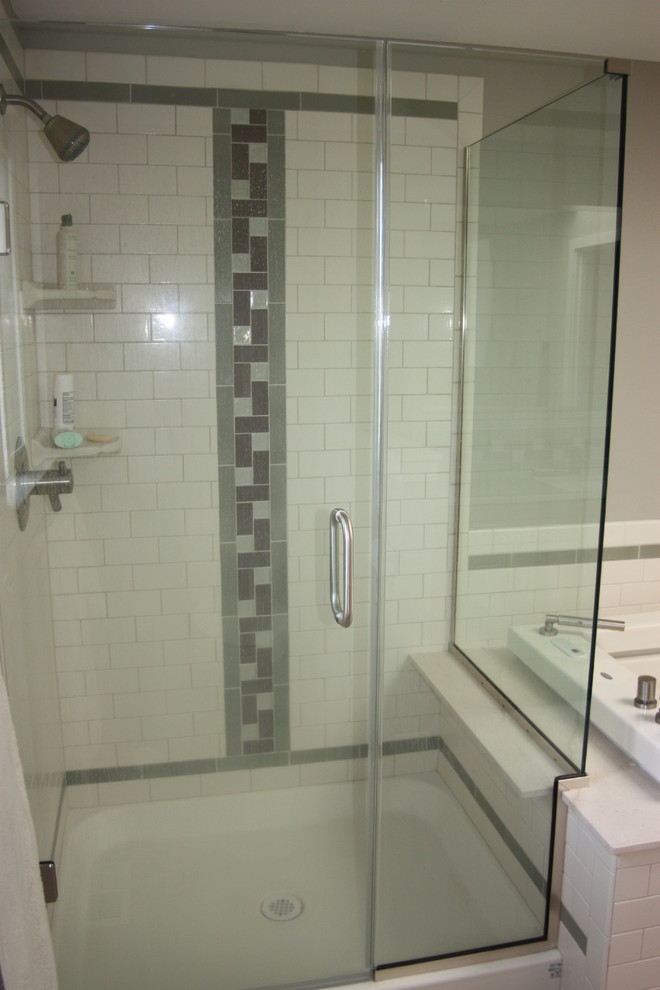 Идея дизайна: ванная комната среднего размера в стиле модернизм с плоскими фасадами, фасадами цвета дерева среднего тона, двойным душем, синей плиткой, стеклянной плиткой, серыми стенами, настольной раковиной и душем с распашными дверями