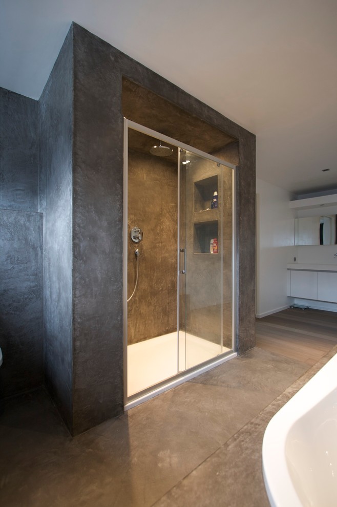 Свежая идея для дизайна: большая главная ванная комната в классическом стиле с белыми фасадами, черными стенами, полом из известняка, столешницей из известняка, черным полом, душем с раздвижными дверями и черной столешницей - отличное фото интерьера