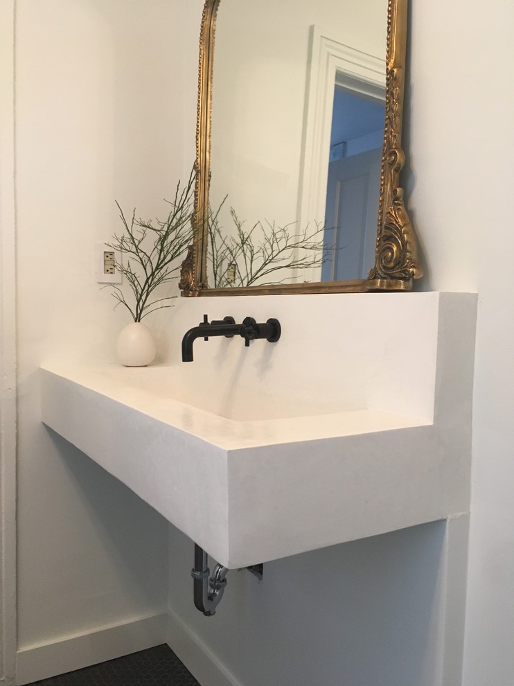 Foto di una stanza da bagno contemporanea di medie dimensioni con pareti bianche e lavabo integrato