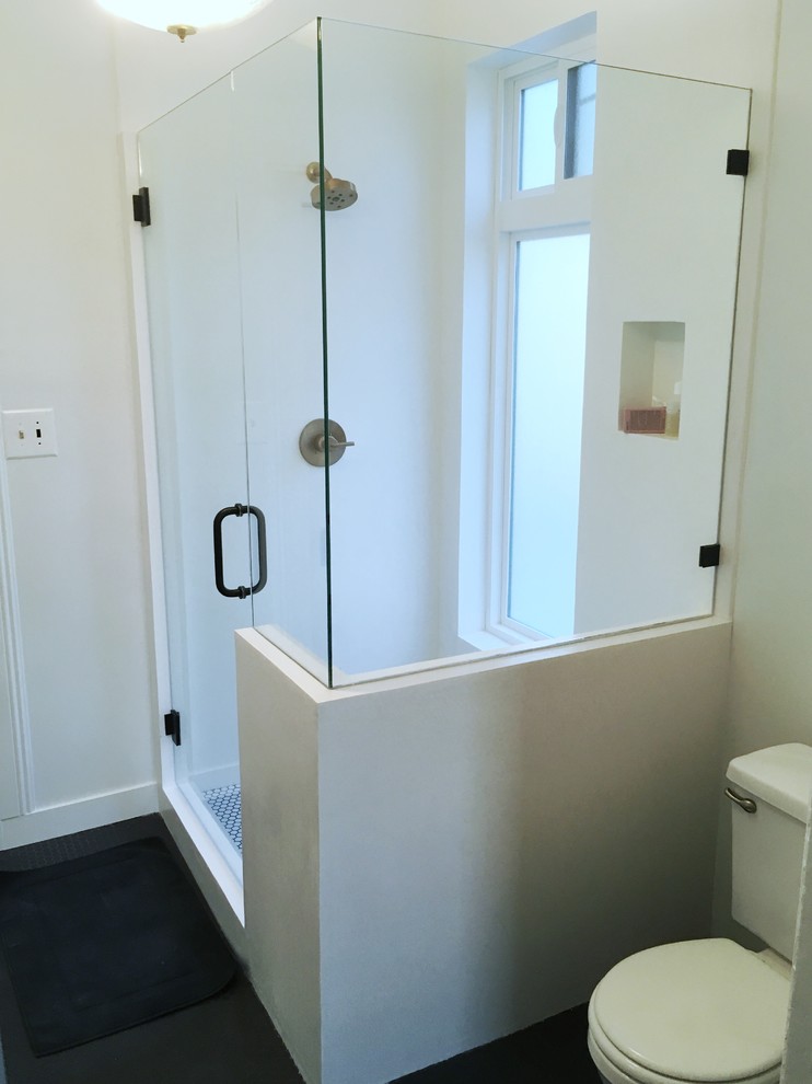 На фото: ванная комната среднего размера в современном стиле с душем в нише, белыми стенами, душевой кабиной и монолитной раковиной