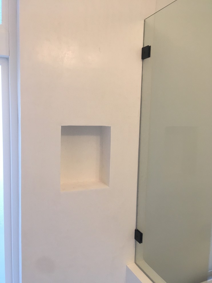 Foto de cuarto de baño actual de tamaño medio con ducha empotrada, paredes blancas, aseo y ducha y lavabo integrado