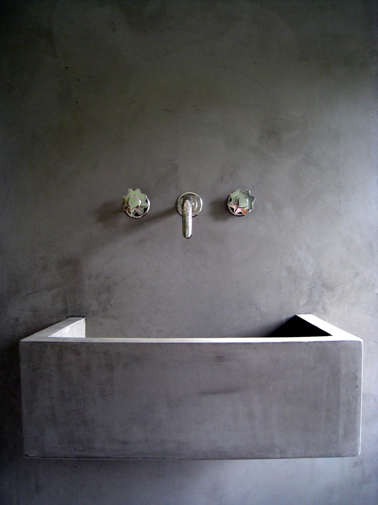 Esempio di una stanza da bagno design con lavabo sospeso, piastrelle grigie e pareti grigie